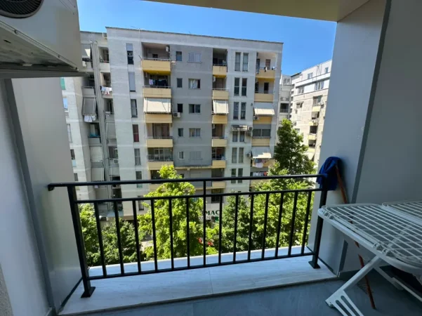 Tirane, jepet me qera apartament 1+1+Ballkon Kati 4, 77 m² 500 € (Rruga Sokrat Miho)