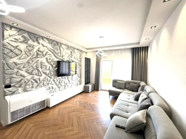 Tirane, jepet me qera apartament 2+1+Ballkon Kati 4, 90 m² 900 € 