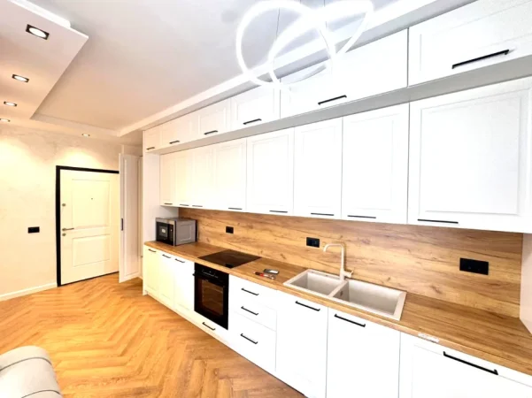 Tirane, jepet me qera apartament 2+1+Ballkon Kati 4, 90 m² 900 € 