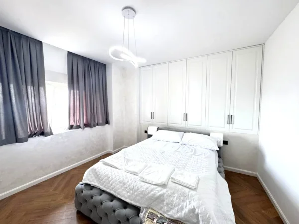 Tirane, jepet me qera apartament 2+1+Ballkon Kati 4, 90 m² 900 € 