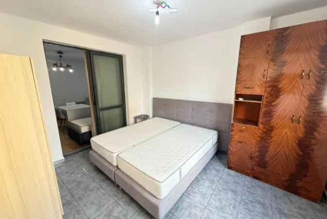 Tirane, jepet me qera apartament 1+1 Kati 5, 60 m² 400 € (Bulevardi Bajram Curri)