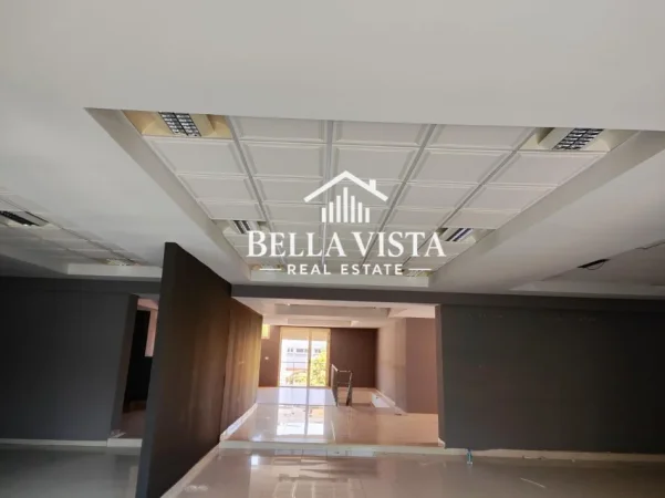 Vlore, jepet me qera dyqan Kati 0, 520 m² 2.000 € (Rruga Demokracia, vlore)