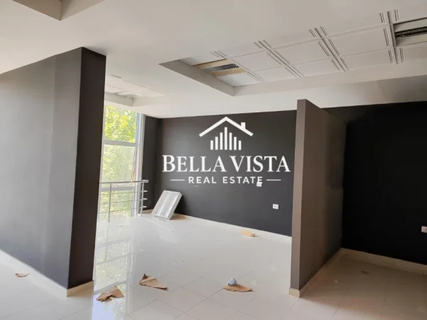 Vlore, jepet me qera dyqan Kati 0, 520 m² 2.000 € (Rruga Demokracia, vlore)