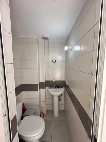 Tirane, jepet me qera ambjent biznesi Kati 0, 31 m² 300 € (Astir)