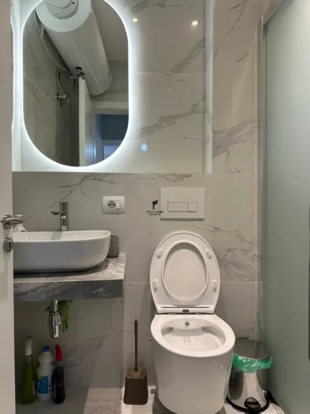Tirane, jepet me qera apartament 1+1 Kati 5, 60 m² 650 € (PAZARI I RI)