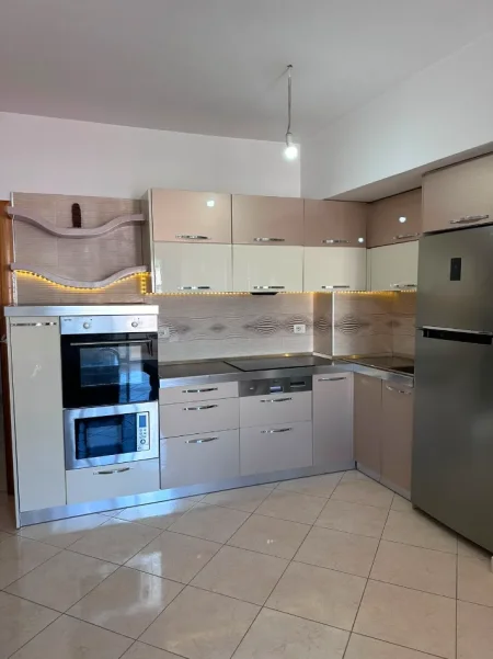 Tirane, jepet me qera apartament 2+1+Ballkon Kati 6, 100 m² 699 € 