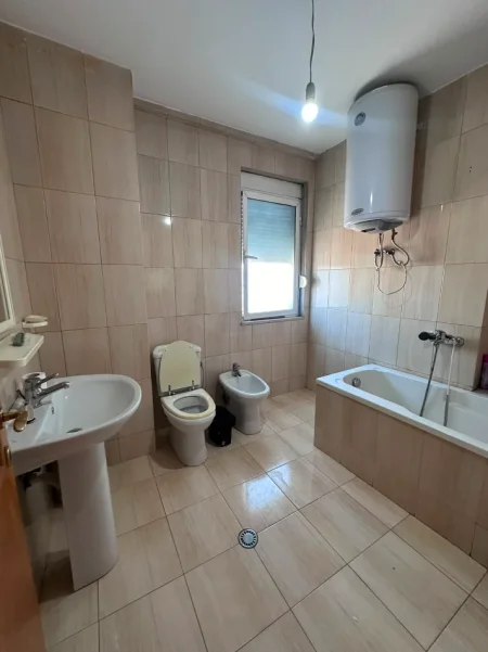 Tirane, jepet me qera apartament 2+1+Ballkon Kati 6, 100 m² 699 € 