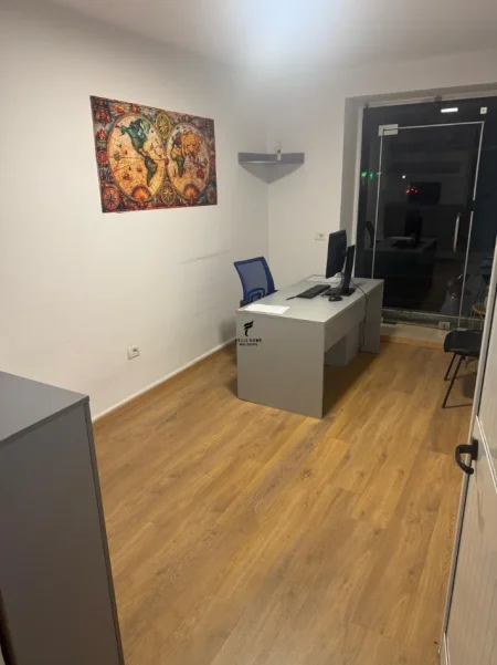 Tirane, jepet me qera zyre Kati 0, 13 m² 250 € (XHAMIA E TABAKEVE)