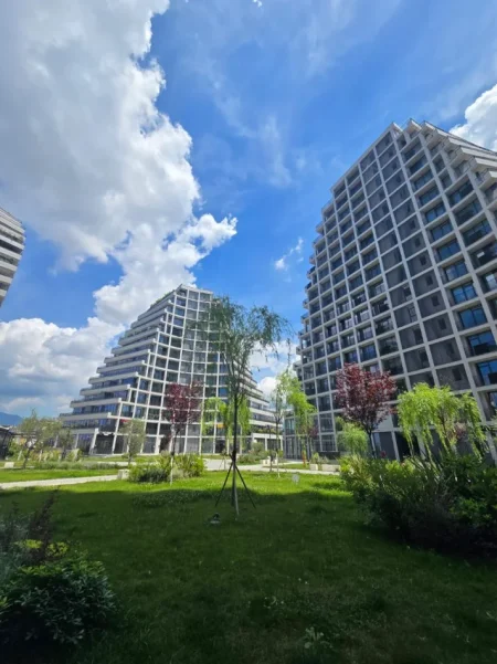 Tirane, shitet apartament 3+1 , 166 m² 