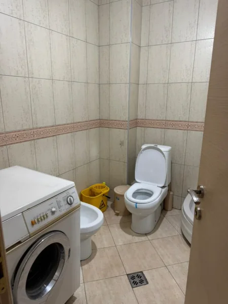 Tirane, jepet me qera apartament 1+1 , 55 m² 500 € (Komuna e Parisit)
