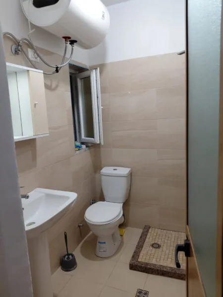 Tirane, jepet me qera apartament 1+1 Kati 3, 55 m² 380 € (Rruga 5 Maji)