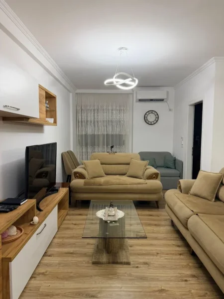 Tirane, jepet me qera apartament 1+1 Kati 5, 60 m² 480 € (YZBERISHT)