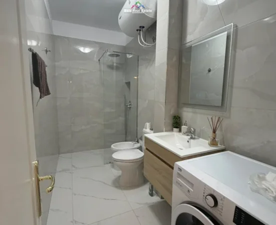 Apartament 2+1 Me Qera Tek Pazari I Ri 1000 euro  ( ID B220696) Tirane