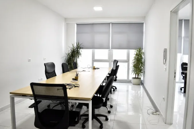 Tirane, jepet me qera zyre Kati 2, 105 m² 1.200 € (Komuna e Parisit)