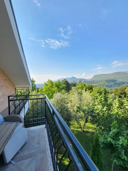 🛕SHITET:️ Vilë Magjike ✨ e Vetmja në Llojin e Saj e Dal Ndonjëherë në Treg me 5400 m² Truall dhe 300 m² Ndërtim📍( BËRZHITË - IBË ) Me Pishinë BLU 🔵