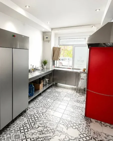 Tirane, shitet ambjent biznesi Kati 0, 150 m² (Bulevardi Bajram Curi)