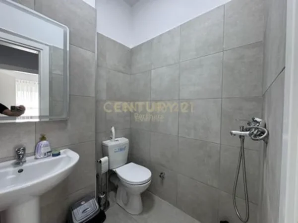 Tirane, jepet me qera apartament 2+1+Ballkon Kati 7, 101 m² 700 € (xhamlliku)