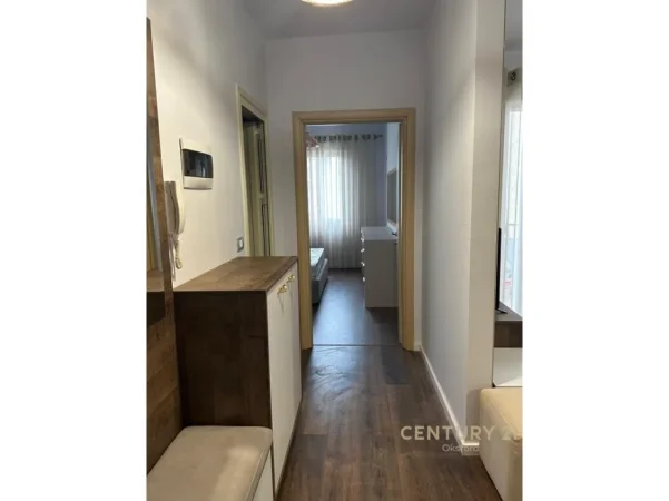 Tirane, jepet me qera apartament 1+1 Kati 5, 62 m² 500 € (unaza e re hotel marinaj)
