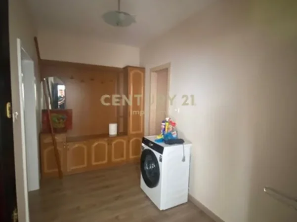 Tirane, jepet me qera apartament 1+1 Kati 3, 56 m² 450 € (irfan tormini)