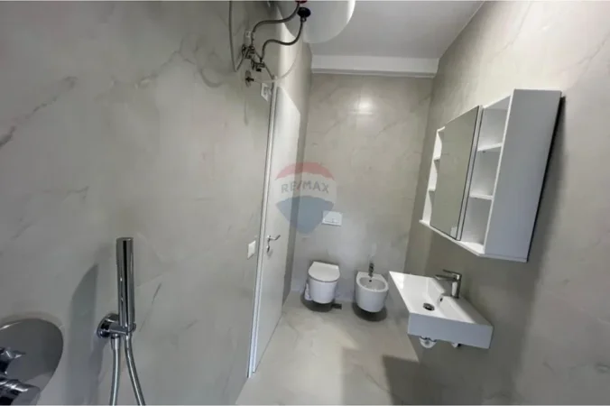 Tirane, jepet me qera Vile , 196 m² 1.300 € 