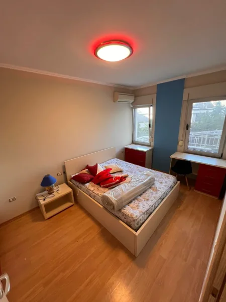 Tirane, jepet me qera apartament 1+1+Ballkon Kati 3, 650 € (Rruga peti)