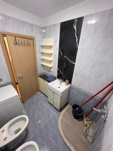 Tirane, jepet me qera apartament 1+1+Ballkon Kati 3, 650 € (Rruga peti)