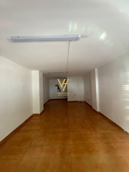 Tirane, jepet me qera ambjent biznesi Kati -1, 35 m² 520 € (LULISHTJA CAJUPI)