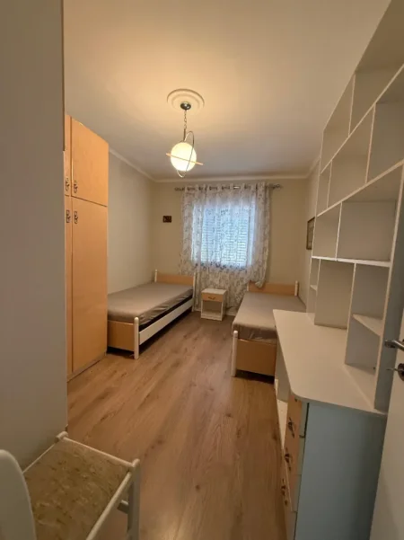 Tirane, jepet me qera apartament 2+1+Ballkon Kati 4,  60.000 LEKE (RRUGA E FORTUZIT)