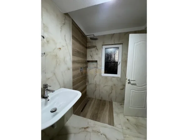 Tirane, jepet me qera 2+1 Kati 2, 85 m² 700 € (RRUGA KONGRESI I MANASTIRIT)