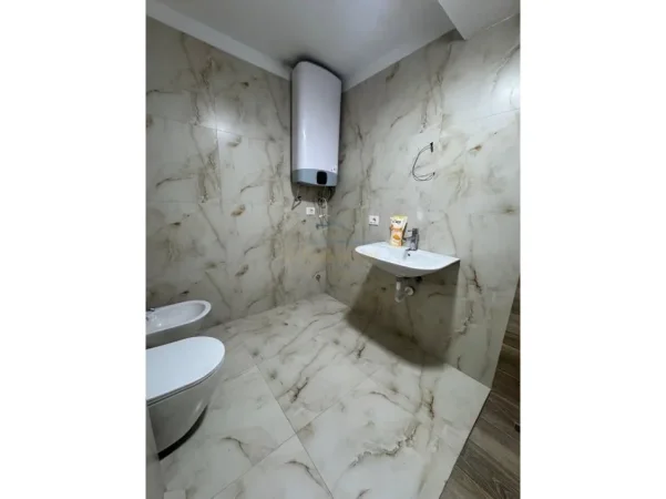 Tirane, jepet me qera 2+1 Kati 2, 85 m² 700 € (RRUGA KONGRESI I MANASTIRIT)