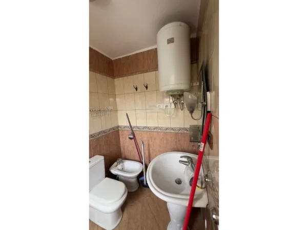 Tirane, jepet me qera apartament 1+1 Kati 5, 60 m² 600 € (MYSLYM SHYRI)