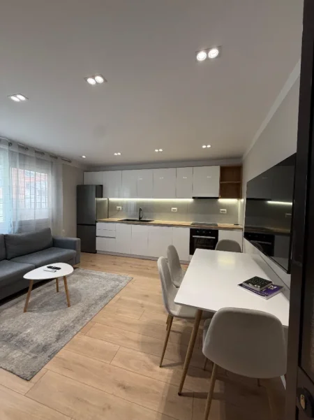 Tirane, jepet me qera apartament 1+1 Kati 2, 60 m², 60.000 LEKE (PRANE SHKOLLES SE KUQE)