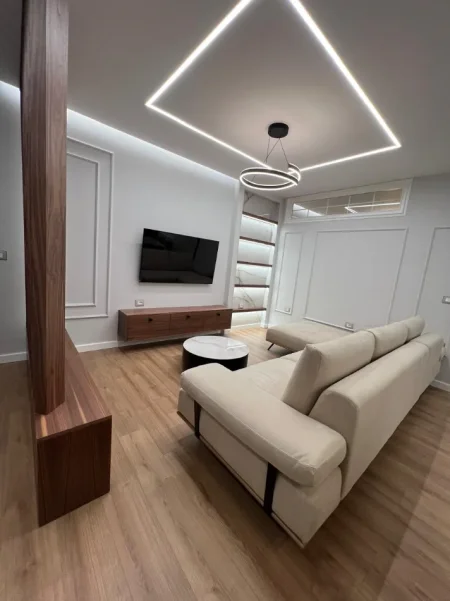 Tirane, jepet me qera apartament 2+1+Ballkon Kati 5, 75 m² 900€ (Selvia/Rr.Saraceve)