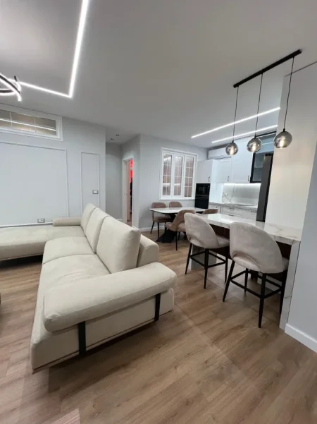 Tirane, jepet me qera apartament 2+1+Ballkon Kati 5, 75 m² 900€ (Selvia/Rr.Saraceve)
