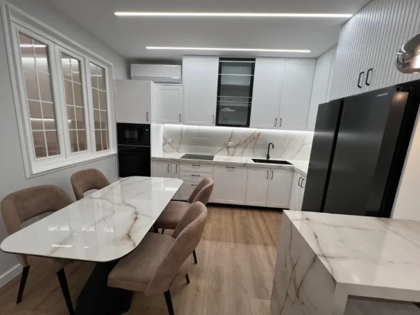 Tirane, jepet me qera apartament 2+1+Ballkon Kati 5, 75 m² 900€ (Selvia/Rr.Saraceve)