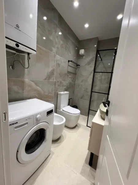 Tirane, jepet me qera apartament 2+1+Ballkon Kati 5, 75 m² 900€ (Selvia/Rr.Saraceve)