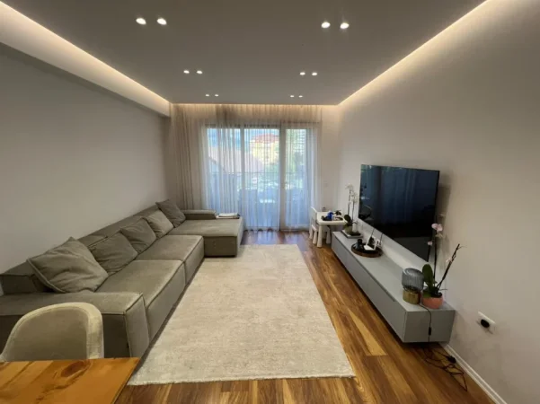 Tirane, jepet me qera apartament 2+1 , 1.200 € (kompleksi olimpik)