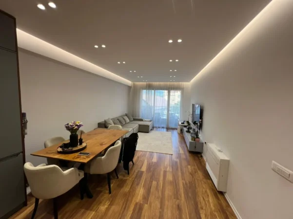 Tirane, jepet me qera apartament 2+1 , 1.200 € (kompleksi olimpik)