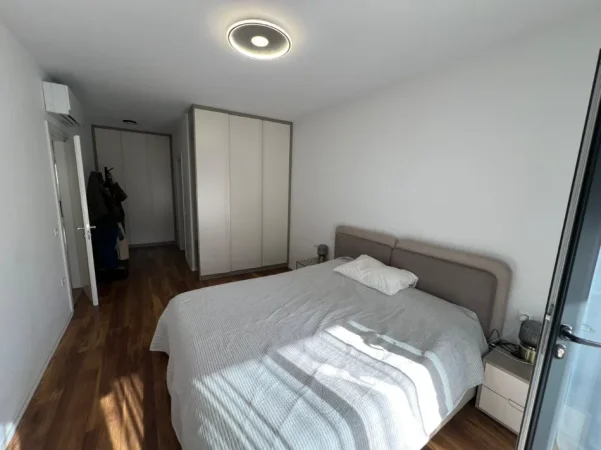 Tirane, jepet me qera apartament 2+1 , 1.200 € (kompleksi olimpik)
