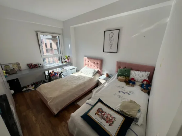 Tirane, jepet me qera apartament 2+1 , 1.200 € (kompleksi olimpik)