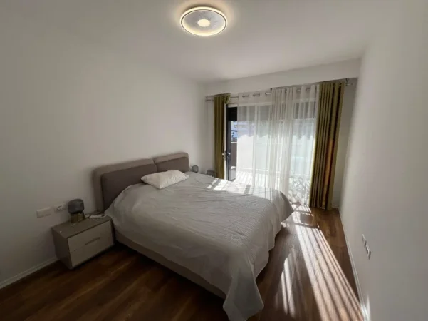 Tirane, jepet me qera apartament 2+1 , 1.200 € (kompleksi olimpik)