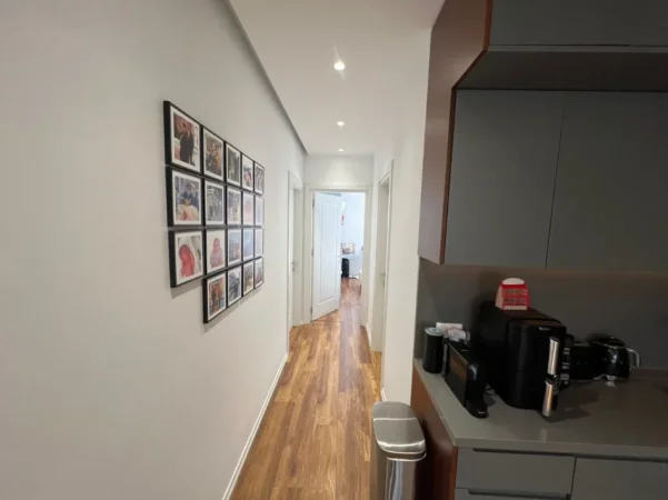 Tirane, jepet me qera apartament 2+1 , 1.200 € (kompleksi olimpik)