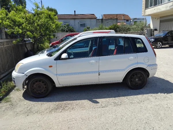 Tirane, shes makine Ford Fusion 2009 1.4 diesel TDCI Nafte, e bardhë manuale Kondicioner 2.500 €