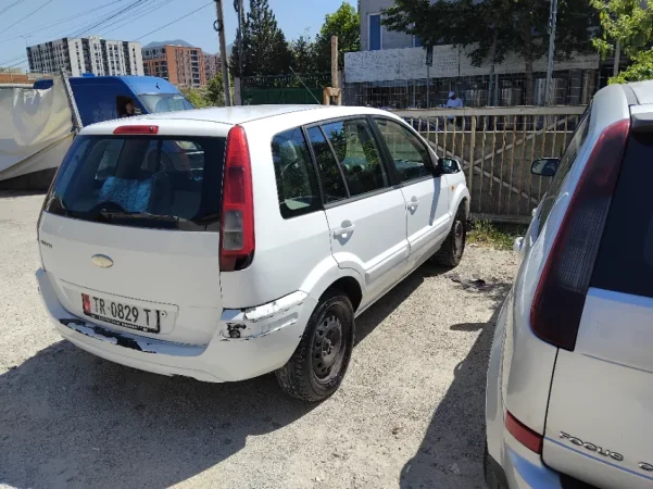 Tirane, shes makine Ford Fusion 2009 1.4 diesel TDCI Nafte, e bardhë manuale Kondicioner 2.500 €