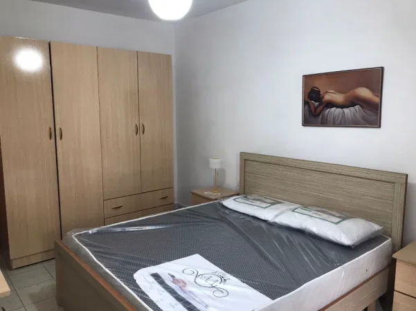 Tirane, jepet me qera apartament 1+1 , 380 € (kupola)