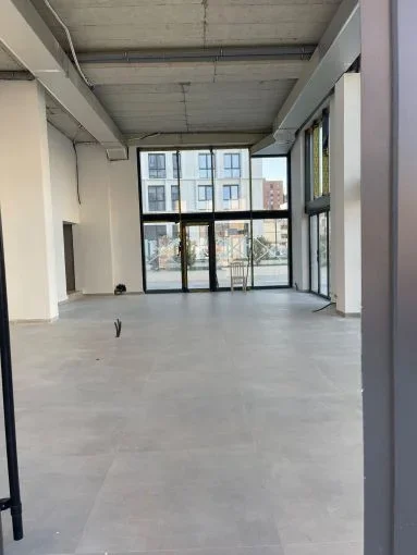 Tirane, jepet me qera dyqan Kati 0, 120 m² 1.500 € (ish stacioni i trenit)