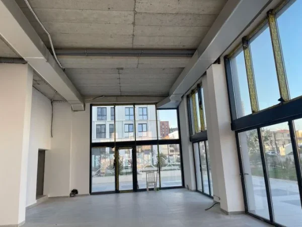 Tirane, jepet me qera lokal Kati 0, 120 m² 1.500 € (ish stacioni i trenit)