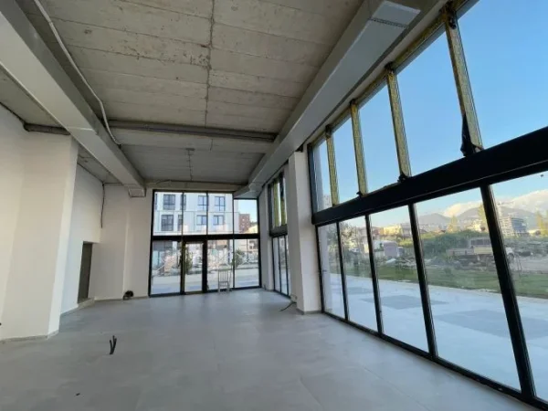 Tirane, jepet me qera bar-resorant Kati 0, 120 m² 1.500 € (ish stacioni i trenit)
