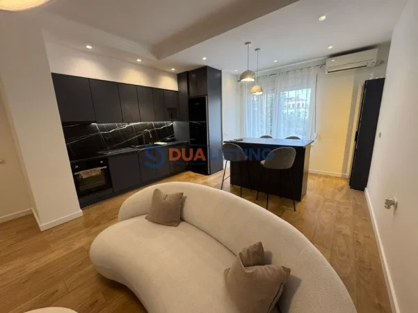 Tirane, jepet me qera apartament 2+1 , 80 m² 650 € 