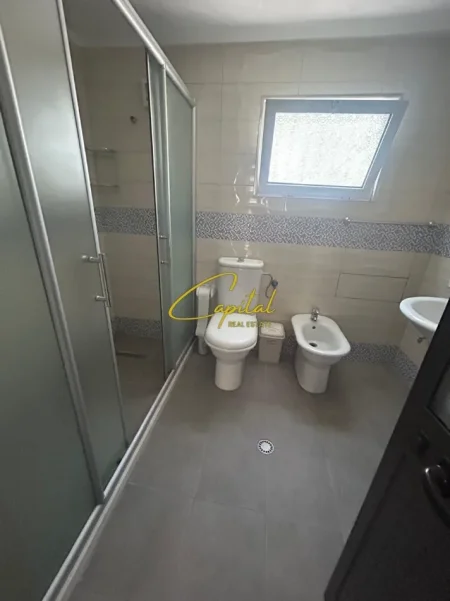 Tirane, jepet me qera apartament 1+1 Kati 1, 45 m² 450 € (RRUGA MUHAMET GJOLLESHA)